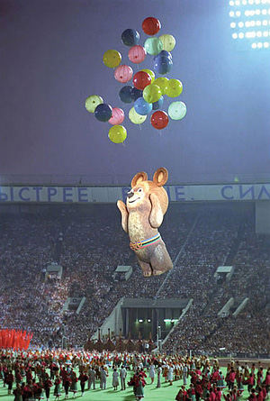Олимпийский Мишка поднимается в небо
