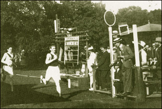 Британец Альфред Тайсоу финиширует в беге на 800 м