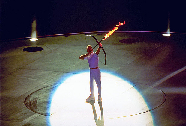 Антонио Ребольо зажигает огонь XXV летних Олимпийских игр