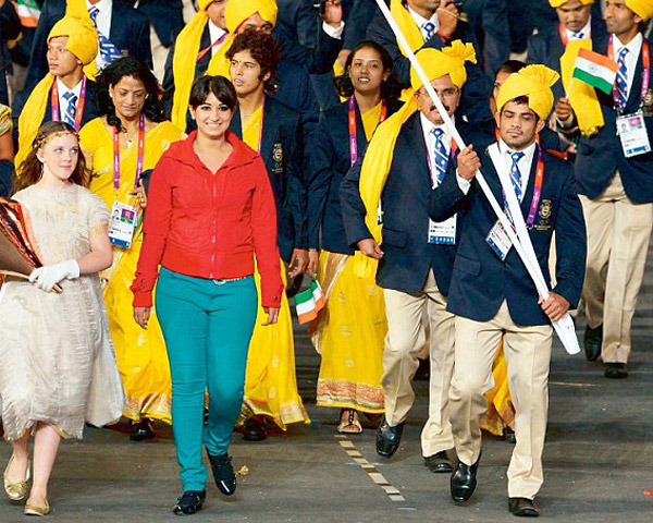 Женщина в красном Индия церемония открытия